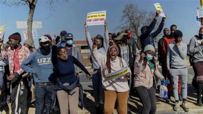 عاجل| قتلى مظاهرات جنوب إفريقيا يرتفع إلى ٢١٢ قتيلا