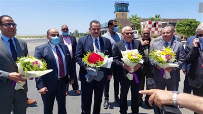 محافظ بورسعيد يستقبل أول رحلة قادمة من القاهرة بمطار بورسعيد