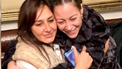 تعرّف على رأي منة شلبي في أزمة حلا شيحة