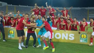 كيف هنأ نجوم الكرة المصرية الأهلي بعد الفوز بالنجمة العاشرة.. صور