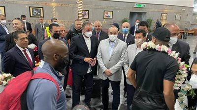 وزيرا الرياضة والطيران يستقبلان بعثة النادي الأهلي بمطار القاهرة بعد التتويج