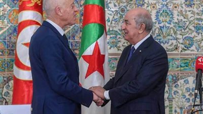 الرئيس التونسي يجري اتصالاً هاتفياً مع نظيره الجزائري