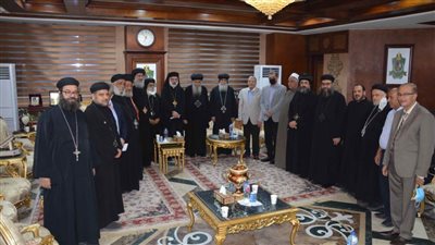 محافظ المنيا يستقبل وفدًا من القساوسة والمطارنة للتهنئة بعيد الأضحى المبارك