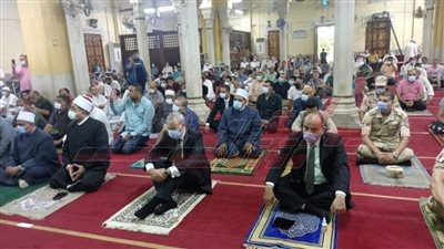 محافظ القليوبية ومدير الأمن يؤديان صلاة عيد الأضحى بمسجد ناصر ببنها 