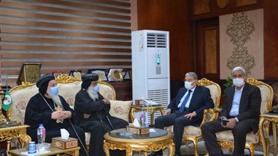   محافظ المنيا يستقبل وفداً من القساوسة والمطارنة للتهنئة بالعيد 