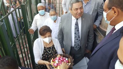 عضو المجلس الملي بالكنيسة وزوجته يوزعان الشوكولاتة الفاخرة على المصلين بالبحيرة