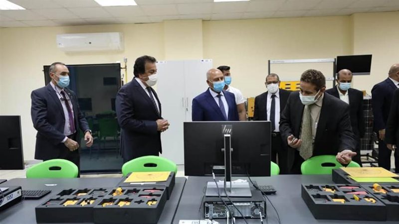 خلال جولة في جامعة