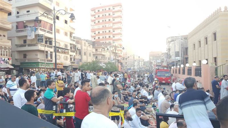 توافد المصلين لاداء