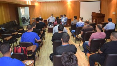 رئيس جامعة سوهاج يجتمع مع تمريض جناح العزل بالمستشفى الجامعي لتهنئتهم بالعيد