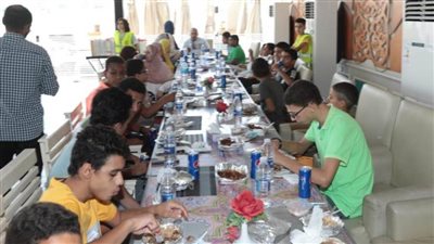 محافظ بني سويف يتناول الإفطار مع أطفال دور رعاية الأيتام 