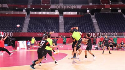 شاهد.. منتخب اليد يخوض تدريبا قويا بمشاركة منتخب إسبانيا بحضور حسن مصطفى