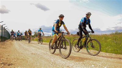 رئيسة إستونيا في جولة بالدراجة على الحدود مع روسيا - صور