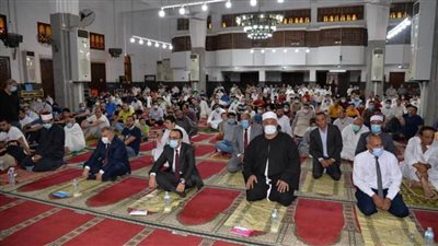 نائب محافظ الإسماعيلية يؤدي صلاة العيد بمسجد الدوحة