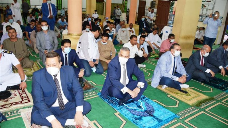 محافظ يؤدي صلاة العيد