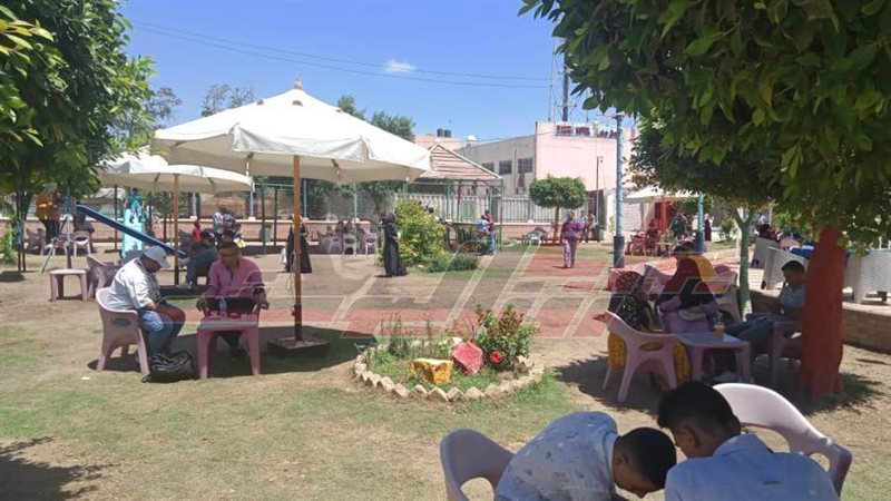 إقبال المواطنين علي