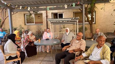 رئيس حي غرب تحتفل بعيد الأضحى مع المسنين بكار موز