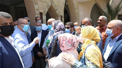 مواطن يصطحب محافظ بني سويف لمعاينة مكان شكوى