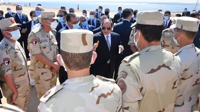 الرئيس السيسي يمازح أحد الضباط المشرفين على تطوير المحاور والطرق الجديدة بالإسكندرية