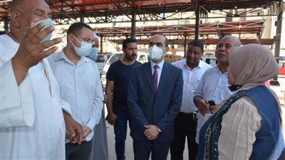 نائب محافظ سوهاج يتفقد عددًا من المواقف ويتابع مدى التزام السائقين