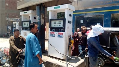 محافظ أسيوط: لا زيادة في تعريفة سيارات الأجرة ويوجه بتكثيف الحملات على محطات الوقود