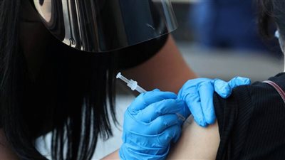 الولايات المتحدة تدرس إعطاء جرعة ثالثة من لقاح كورونا والعودة إلى ارتداء الكمامات