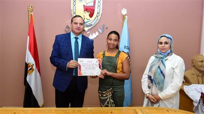 رئيس جامعة سوهاج يكرم المشاركين في ورشة عمل 