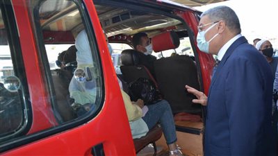 محافظ المنيا يتابع انتظام العمل بمواقف السيارات وعدم زيادة تعريفة ركوب المواصلات