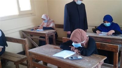 طلاب الثانوية الأزهرية يؤدون امتحانات الفيزياء.. ورئيس القطاع يشيد بانضباط اللجان