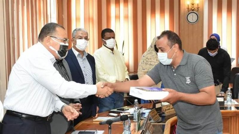 محافظ الشرقية يسلم