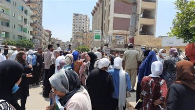 فرحة غامرة بين طلاب الثانوية العامة لسهولة إمتحان الإنجليزي بالشرقية 