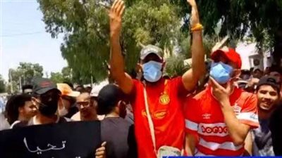 تزايد أعداد المتظاهرين المؤيدون لقرارات الرئيس التونسي أمام البرلمان.. (صور)