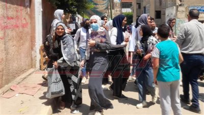 فرحة طلاب الثانوية العامة لسهولة امتحان 
