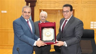 رئيس جامعة الأزهر يكرم وزيري التعليم العالي والتربية والتعليم