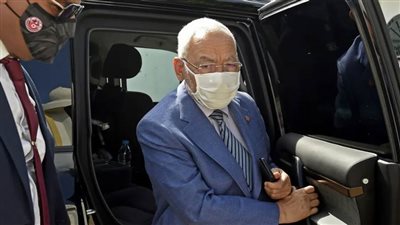 راشد الغنوشي يجر أذيال الهزيمة من أمام البرلمان التونسي 