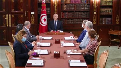 شاهد.. الرئيس التونسي يدعو المواطنين إلى الهدوء وعدم الخروج للشوارع