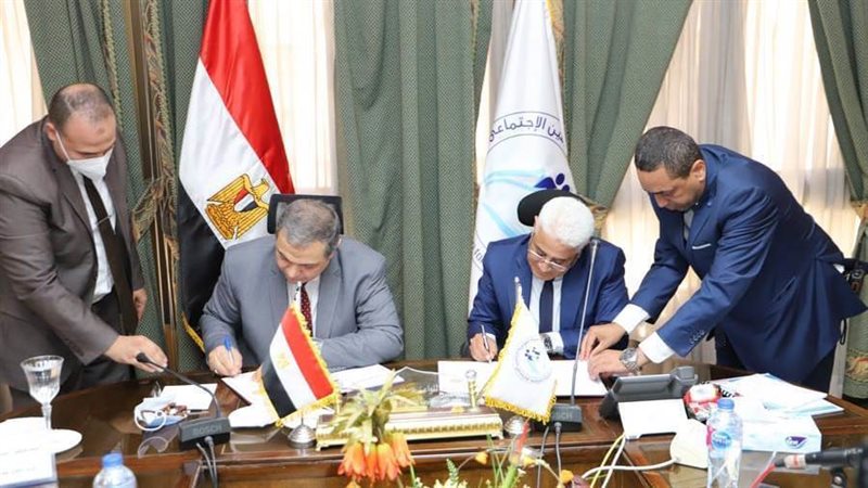 خلال التوقيع على