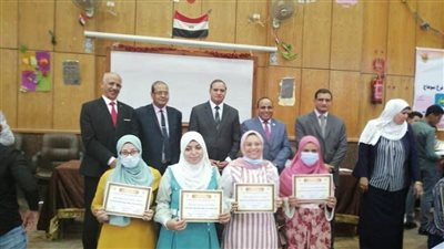 تكريم ٢٠٠ طالب بتربية سوهاج لمشاركتهم فى جهود تعليم الكبار ومحو الأمية 