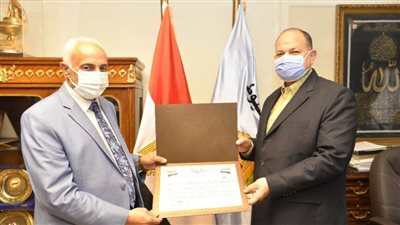 محافظ أسيوط يكرم وكيل وزارة التربية والتعليم لبلوغه سن المعاش
