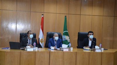 محافظ المنيا يناقش الموقف التنفيذي لمشروعات 