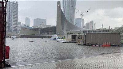 شاهد.. أمطار غزيرة خارج الصالة التي تستضيف مباراة منتخب اليد أمام السويد 