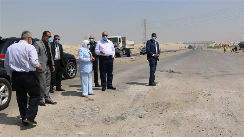 محافظ القاهرة مع