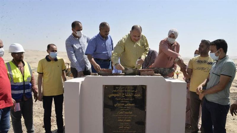 محافظ أسيوط يضع حجر