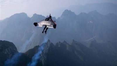 عاجل| الرجل النفاث يربك حركة الطيران في لوس أنجلوس الأمريكية