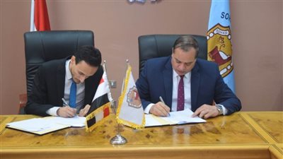 رئيس جامعة سوهاج يوقع مذكرة تفاهم مع الاتحاد المصري لطلاب الصيدلة