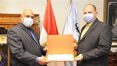 محافظ أسيوط يكرم مدير منطقة هيئة الأبنية التعليمية