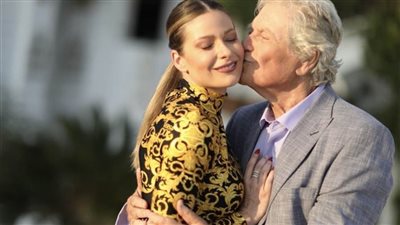 هل بالفعل تزوج حسين فهمي من اللبنانية باميلا الكيك؟