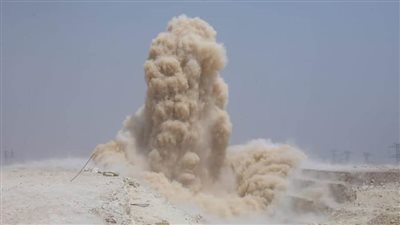   تفجيرات وتحطيم صخور في المسافة من حلوان حتى العين السخنة 