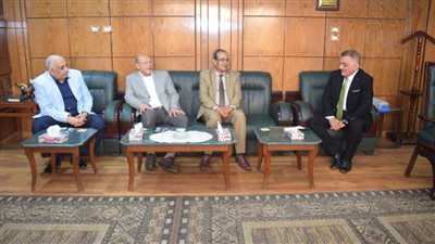 القائم بعمل رئيس جامعة سوهاج يهنئ 