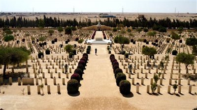 قنصل روسيا يضع إكليل الزهور علي مقابر ضحايا الحرب العالمية 