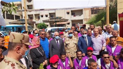 محافظ بورسعيد وقائد قوات الدفاع الشعبي والعسكري يتفقدان مخيم الإيواء